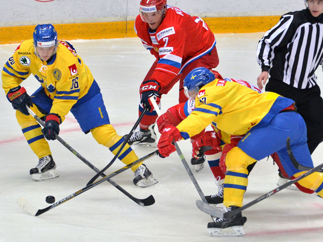 Сборная России по хоккею в дополнительное время уступила команде Швеции на мытищинском льду в заключительном матче Евротура со счетом 2:3