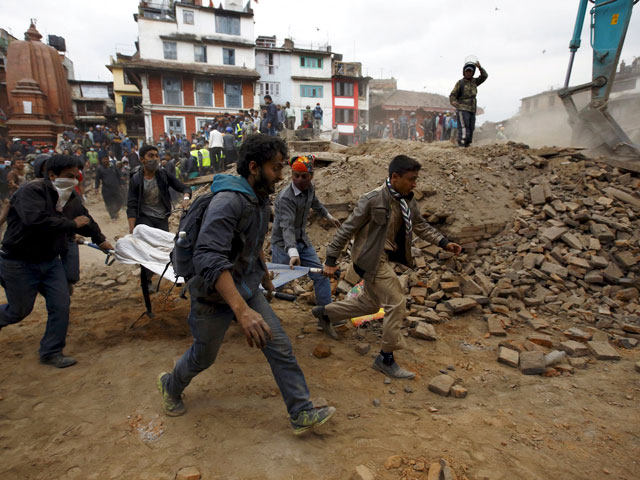 В Непале второй день продолжаются беспрецедентные спасательные работы на месте разрушительного землетрясения