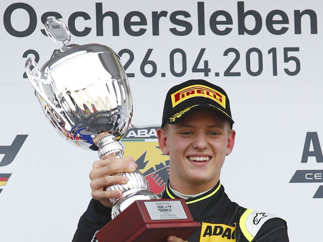 Сын Михаэля Шумахера впервые победил в гонке "Формулы-4" 