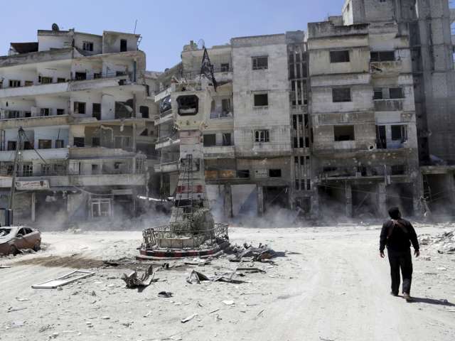 В сирийском Наблюдательном совете по правам человека, который базируется в Лондоне сообщили, что по городу, до вчерашнего дня считавшемуся последней цитаделью режима президента Асада в провинции Идлиб, было нанесено не менее четырех авиаударов.