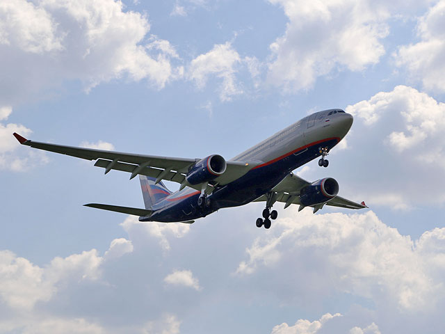 В полете пассажиру стало плохо и командир Boeing 777 был готов совершить вынужденную посадку в Красноярске. Однако пассажир скоропостижно скончался в течение нескольких минут.