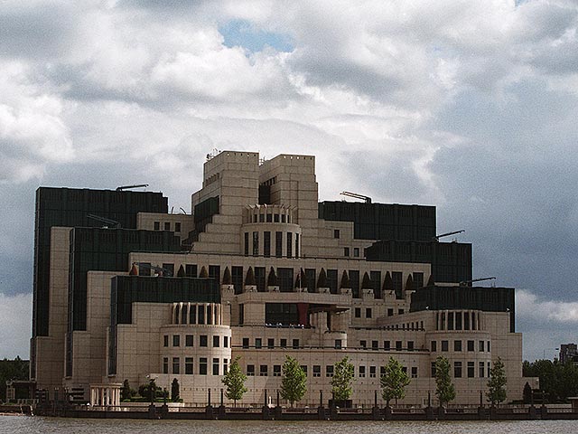 Руководство секретной службы британской внешней разведки MI6 подозревает, что сотрудники ведомства и члены их семей могут стать объектами шантажа со стороны российских шпионов с целью получить доступ к секретной информации