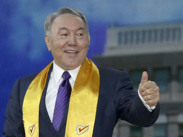 Победивший на выборах в Казахстане в пятый раз президент Нурсултан Назарбаев принес извинения иностранными наблюдателям за высокую явку на выборах и за количество проголосовавших за его кандидатуру