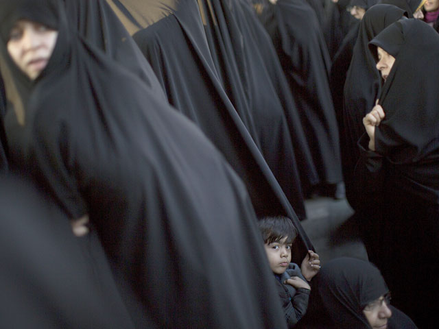 Власти Ирана запретили местный женский журнал "Занан Эмруз" из-за публикации в нем статьи в поддержку совместного проживания юношей и девушек, решивших вступить в брак