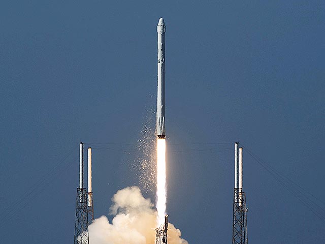 Американская частная компания SpaceX произвела успешный запуск ракеты-носителя Falcon 9 с первым туркменским телекоммуникационным спутником TurkmenАlem 52.0Е (TurkmenSat-1)