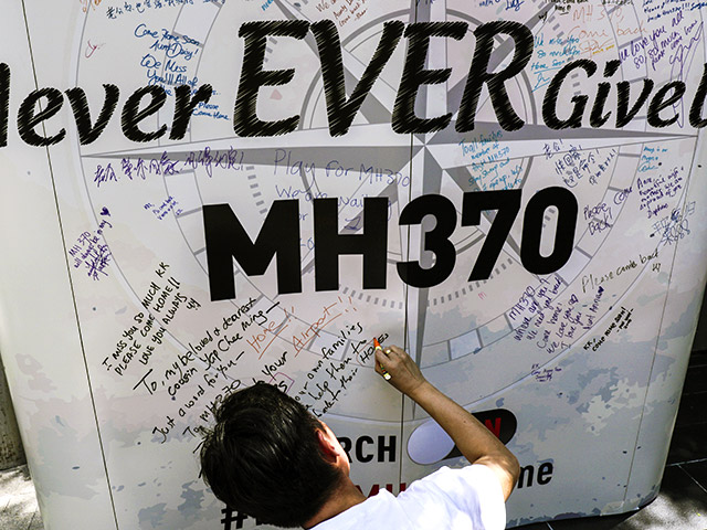 В Пекине закрыли последний центр помощи родственникам 153 погибших граждан Китая из 227 пассажиров Boeing-777 рейса MH370 Malaysia Airlines, исчезнувшего в Индийском океане в ночь на 8 марта 2014 года