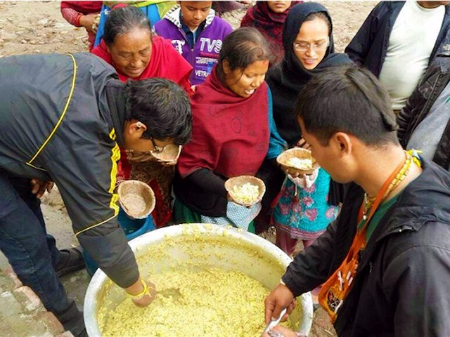 Община вайшнавов (кришнаитов) в Катманду оказывает посильную медицинскую помощь вайшнавам и тем, кто нашел прибежище в храме, а также раздает еду (прасад)