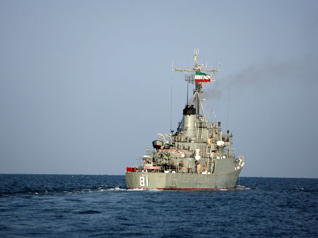 Военные корабли Ирана задержали в Ормузском проливе американское грузовое судно