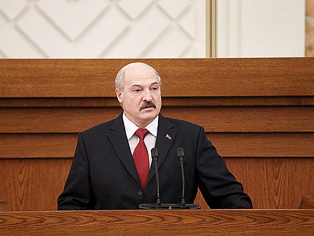 Президент Белоруссии Александр Лукашенко в среду в ежегодном послании к белорусскому народу и Национальному собранию рассказал о проблемах экономики страны, предложил способы их решений, а также заявил, что работает над предвыборной программой