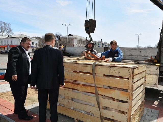 В Приамурье началась установка 400-килограммового памятника "вежливым людям"