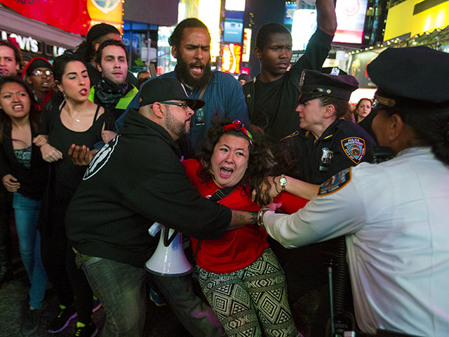 Волна протестов в связи с гибелью чернокожего Фредди Грэя из Балтимора докатилась до Нью-Йорка