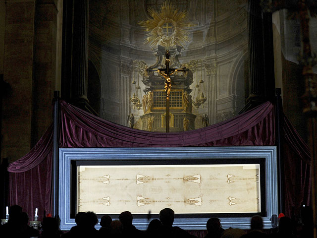 Более полумиллиона паломников из разных стран мира увидели оригинал Туринской плащаницы, выставленный впервые за пять лет для публичного почитания в соборе Сан-Джованни в Турине 19 апреля