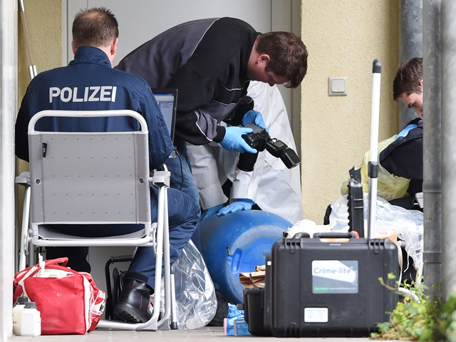 В Германии заявили о предотвращении теракта и поимке предполагаемых исламистов, которые хранили у себя дома химикаты, бомбу и штурмовую винтовку. Операция прошла в федеральной земле Гессен в ночь на четверг, 30 апреля