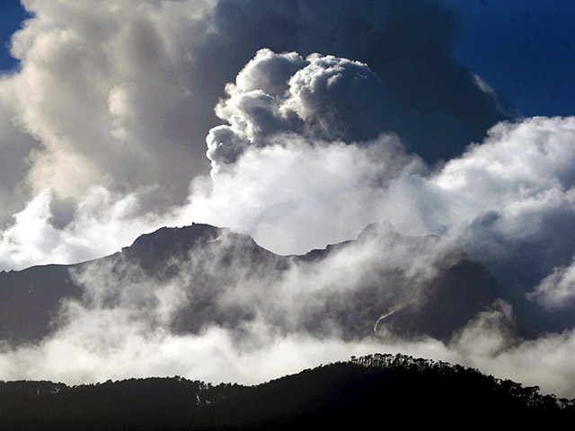 Чилийский вулкан Кальбуко, который на днях активизировался, вновь выпустил в воздух столб пепла и струю газа
