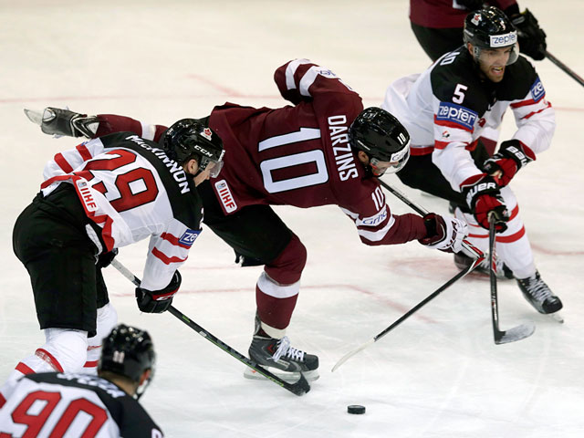 Хоккеисты сборной Канады добились уверенной победы в стартовом матче чемпионата мира над командой Латвии