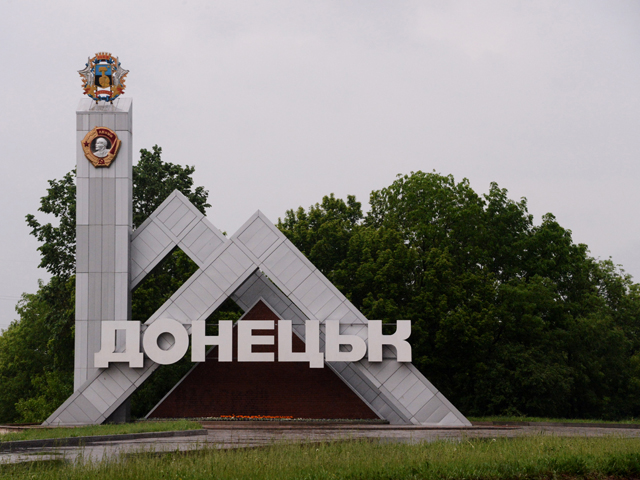 Раньше название города на стеле было написано по-украински - "Донецьк". Сейчас бойцы одной из дивизий так называемых Вооруженных сил Новороссии (ВСН) демонтировали мягкий знак и сдвинули букву "к" на одну позицию влево