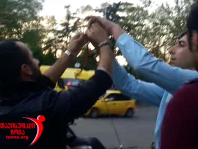 В Тбилиси полиция задержала активистов, срезавших с мотоциклов "георгиевские ленточки"