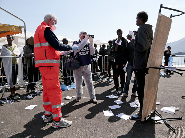 Италия проводит операцию по спасению незаконных мигрантов в Средиземном море: спасены 3700 мигрантов