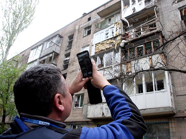 Миссия ОБСЕ прибыла на место обстрела жилого сектора Донецка для фиксации разрушений
