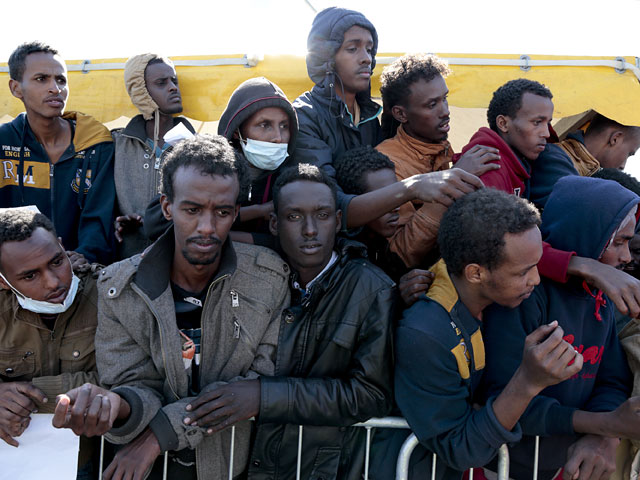 Действия в Средиземном море активизировались после крупнейшей трагедии на море: 19 апреля в результате крушения судна с мигрантами погибли 800 человек.