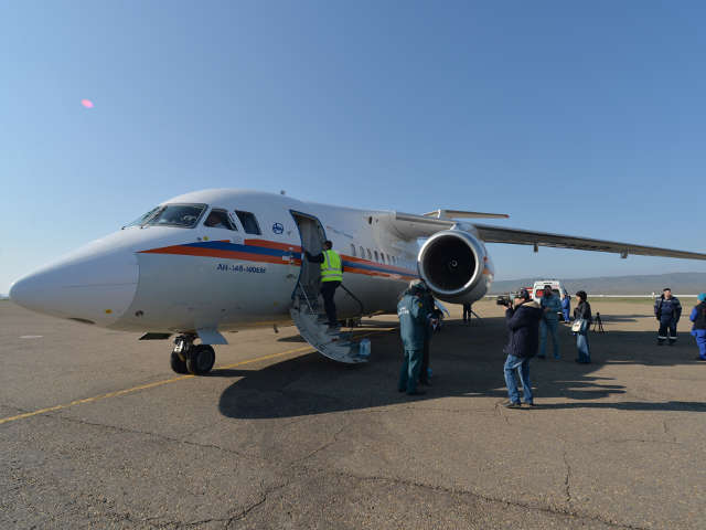 На борту самолета МЧС Ан-148, направленном для эвакуации россиян из зоны землетрясения, также врачи, психологи и спасатели МЧС России, которые усилят группировку российских спасателей, работающих в Непале.