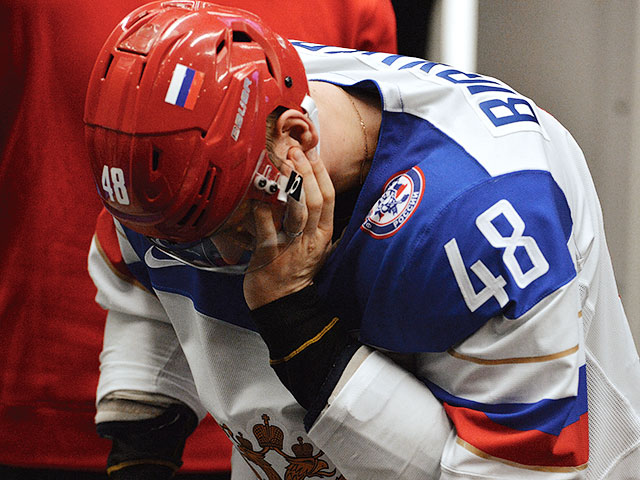 Российскому защитнику сломали челюсть на чемпионате мира по хоккею