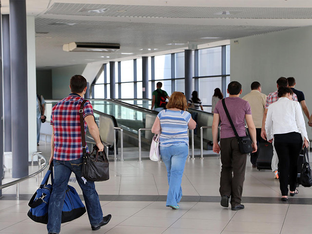 Больше всего россиян выводит из себя необходимость дожидаться времени заезда в гостиницу и проезжать из терминала к самолету на автобусе