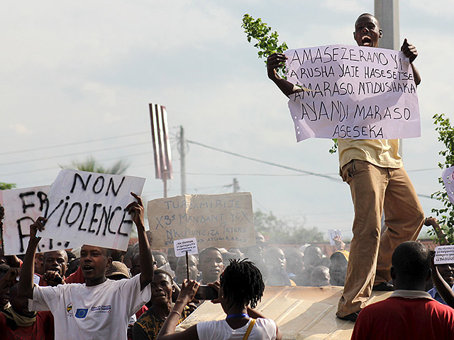 В Бурунди продолжаются массовые акции протеста против решения действующего президента страны Пьера Нкурунзизы баллотироваться на третий срок