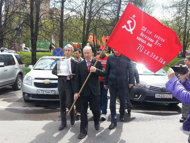 Члены Коммунистической партии РФ решили сделать подарки 14 дипломатическим миссиям в Москве, чьи страны отказались принимать участие в праздновании 70-летия Победы в столице России