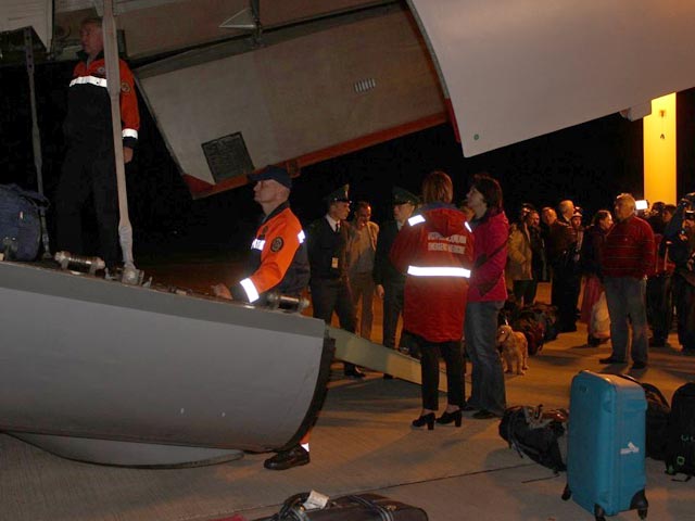 Государственная служба Украины по чрезвычайным ситуациям (ГСЧС) сообщила, что на самолете, приземлившемся в международном аэропорту "Борисполь", прилетели украинская экспедиция и 87 эвакуированных человек