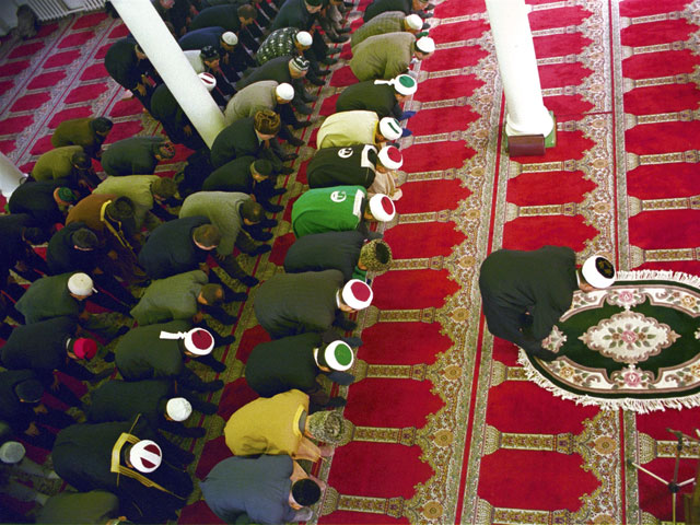 Российские мусульмане во время традиционных пятничных намазов в мечетях вознесли коллективные молитвы о всех погибших во время Великой Отечественной войны