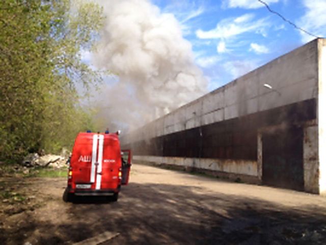 На северо-востоке Москвы загорелся склад, дым видно за километры