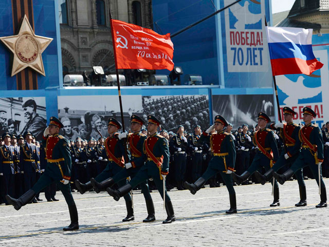 На Красную площадь под песню "Священная война" вынесли знамя Победы