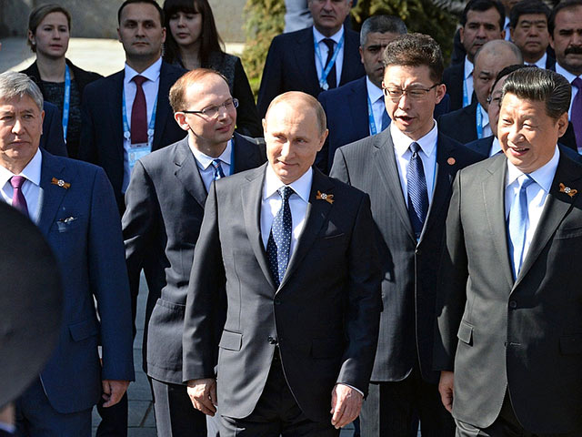 Путин прогулялся к Могиле Неизвестного Солдата и сфотографировался с зарубежными гостями