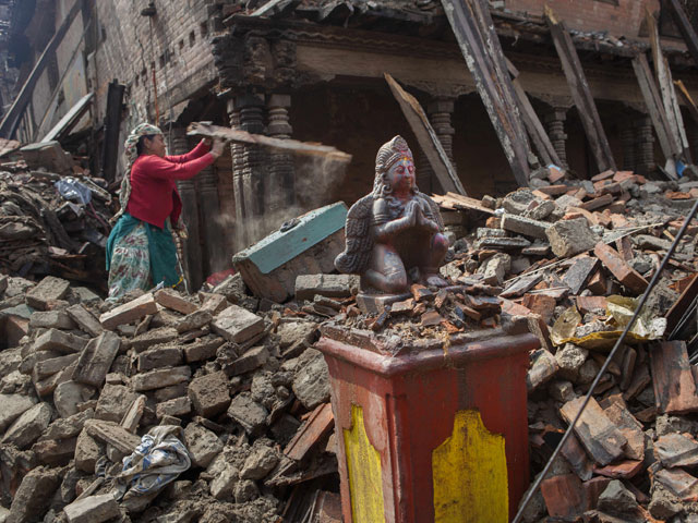 Число жертв разрушительного апрельского землетрясения в Непале превысило 8 тысяч человек