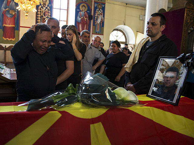 В Македонии объявлен двухдневный траур по убитым в ходе столкновений в городе Куманово полицейским. По последним данным МВД страны, в ходе боев в Куманово погибли восемь полицейских