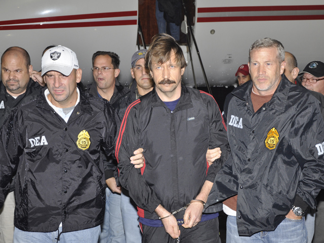 Виктор Бут (по центру) отбывает в США 25-летний срок тюремного заключения за сговор с целью контрабанды оружия