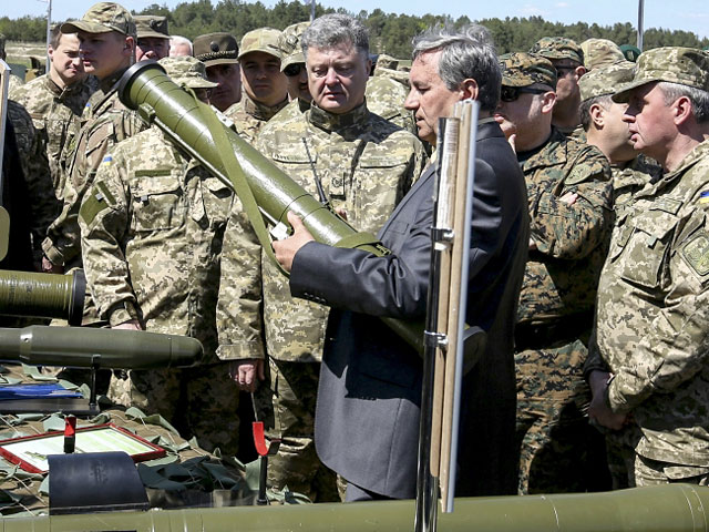 Президент Украины Петр Порошенко 11 мая посетил тренировочный центр армии "Десна" (Черниговская область)