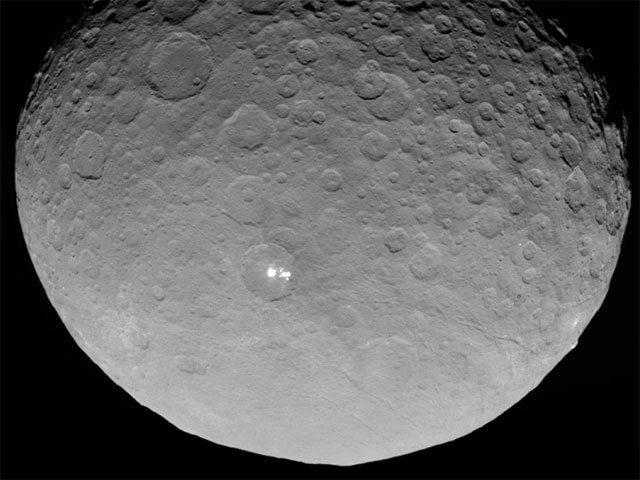 Космический аппарат Dаwn ранее сделал серию снимков карликовой планеты Церера, на которых специалисты обнаружили загадочное скопление белых пятен