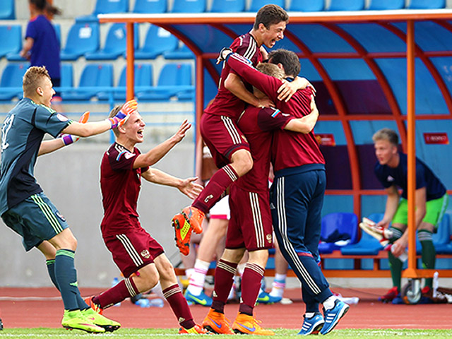 Юношеская сборная России вышла в четвертьфинал чемпионата Европы по футболу среди игроков не старше 17 лет, который проходит в эти дни в Болгарии