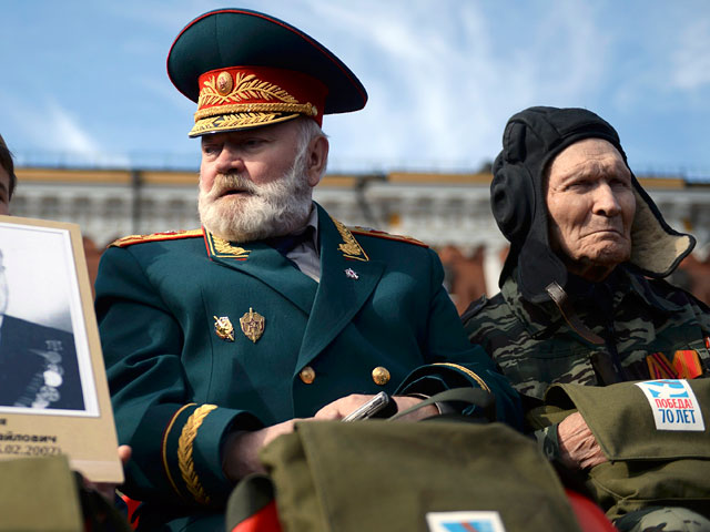 Мужчина, который нарядился в маршальскую форму на Параде Победы 9 мая, называет себя "единственным в СССР маршалом КГБ", выяснили журналисты