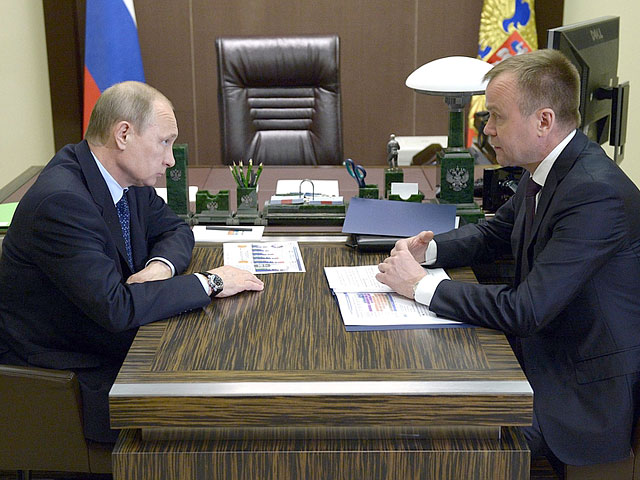 Президент России Владимир Путин принял добровольную отставку губернатора Иркутской области Сергея Ерощенко, который решил пойти на досрочные выборы в 2015 году
