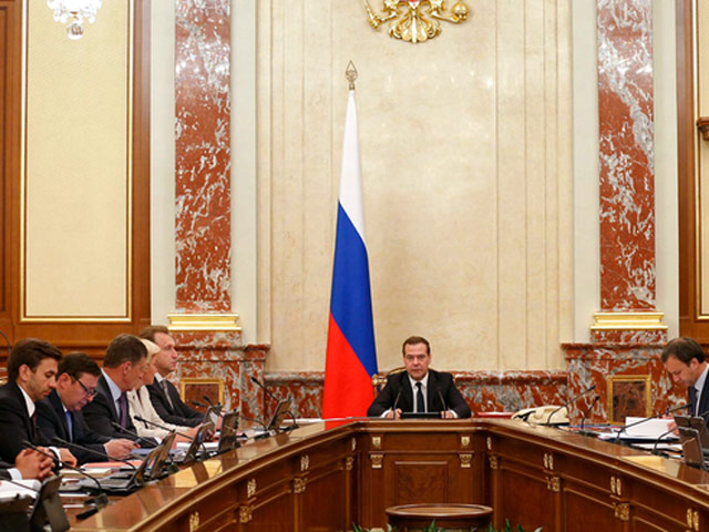 Премьер-министр РФ Дмитрий Медведев на заседании правительства в четверг сообщил, что утвердил новую редакцию основных направлений деятельности правительства РФ до 2018 года