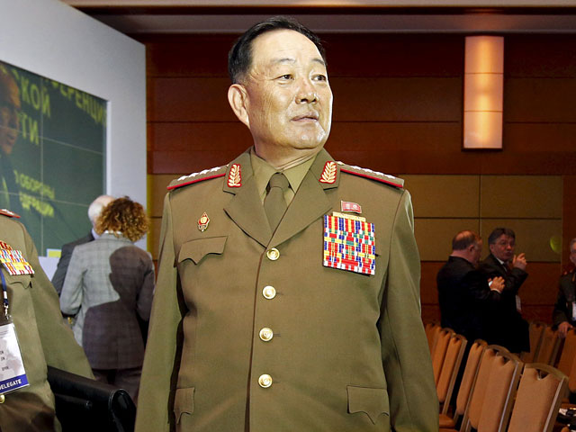 Министр обороны КНДР Хен Ен Чхоль, якобы расстрелянный на прошлой неделе за госизмену, был показан в эфире северокорейского ТВ