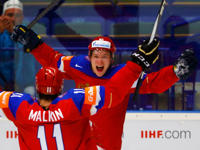 Сборная России по хоккею в четверг оформила путевку в полуфинал чемпионата мира по хоккею, который проходит в эти дни в Чехии, переиграв команду Швеции со счетом 5:3