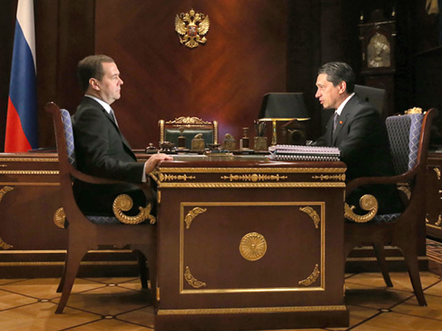 Премьер-министр России Дмитрий Медведев пообещал рассмотреть вопрос о предоставлении госгарантий "Уралвагонзаводу"