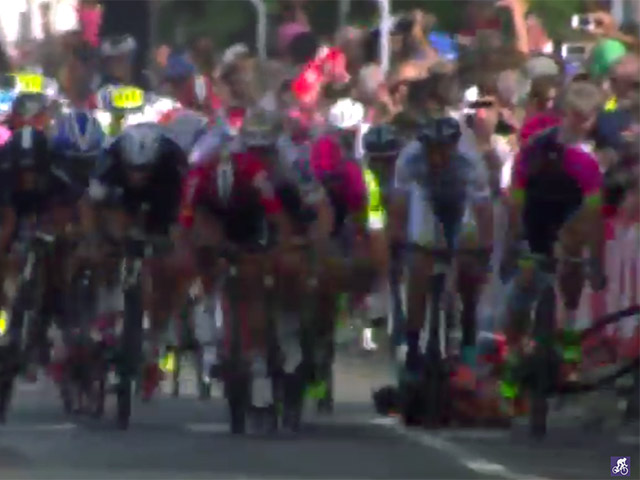 Опаснейший завал во время финишного спурта шестого этапа престижной велогонки "Джиро д'Италия" спровоцировал зритель, перевесившийся через ограждение, чтобы запечатлеть пелотон на камеру