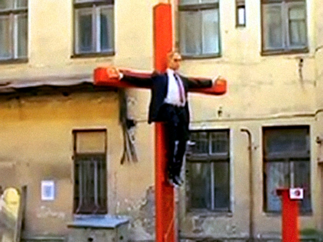 В столице Латвии городе Риге во дворе бывшего здания КГБ открылась экспозиция, одним из экспонатов которой стала распятая на кресте фигура, изображающая президента России Владимира Путина