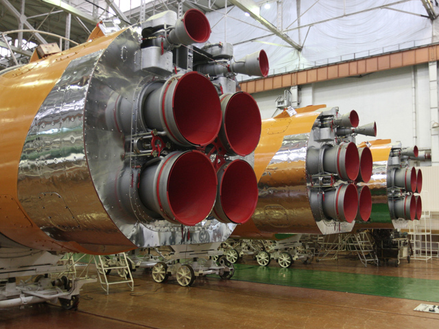 В цехе сборки ракетных двигателей на Государственном научно-производственном ракетно-космическом центре (ГНПРКЦ) "ЦСКБ-Прогресс"