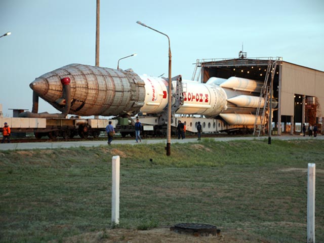 Ракета-носитель "Протон-" с мексиканским спутником связи "МекСат" вывезена на стартовый комплекс, 14 мая 2015 года 